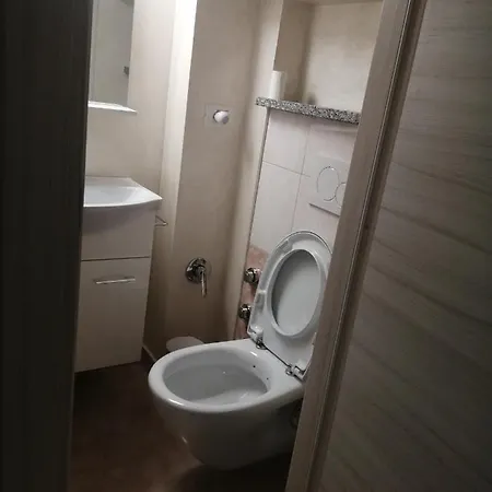 Appartamento Nuovo Condiviso Vicino Al Centro 公寓 *